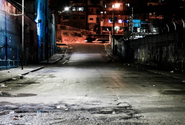 Hasta las 3 de la mañana a caminar te invito Andar por las calles mas peligrosas donde abunda el delito. Catia 11pm foto @brankozs