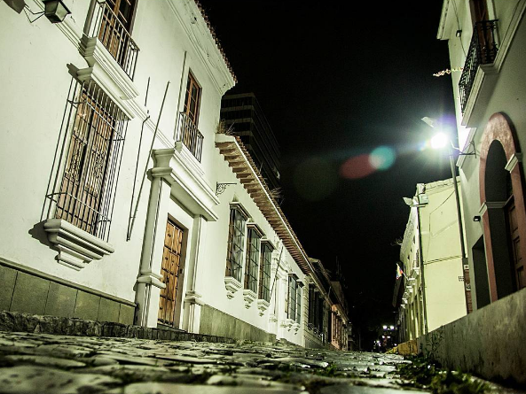 Si la calle es de piedras, aplica como #tbt . La cuadra de Bolívar foto @nelsonpintofoto